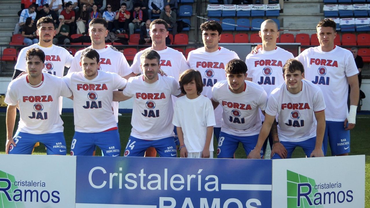 Un niño superpuso el escudo de la UD Ourense en su mochila de otro equipo de Primera División y terminó saltando al campo con sus jugadores favoritos