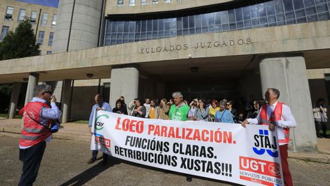 Concentracin de los funcionarios de justicia este lunes ante los juzgados de Fontias, en Santiago