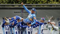 Ra�l Alarc�n, levantado por sus compa�eros de equipo tras ganar la Vuelta a Asturias
