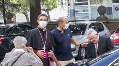 El obispo de Mondo�edo-Ferrol, Fernando Garc�a Cadi�anos, con su familia; a la derecha de la imagen, su padre.