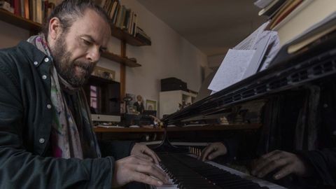 O intrprete e compositor Abe Rbade (1977), practicando ao piano na sa casa en Santiago. 