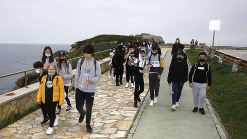 Caminata del IES Monte Castelo hacia A Marosa donde realizaron labores de limpieza y recogida de plsticos