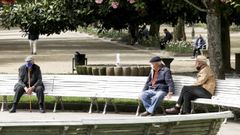 Foto de archivo de gente de avanzada edad en el parque de la Alameda de Santiago. 