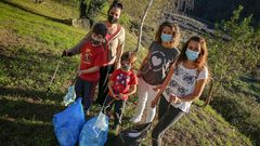 A Dayana del Puerto y Tania Prego se unieron otros incondicionales como Mar�a Sieira y sus hijos. m. creo