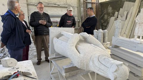 El cantero Javier Touceda (con gorra) es el autor de la estatua homenaje al rey Alfonso VII en Caldas