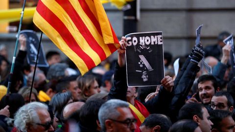 La movilizaci�n fue convocada en la plaza Urquinaona y en la avenida de la Catedral por la visita del rey al acto inaugural del Mobile World Congress (MWC)
