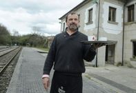 F�lix Calvi�o jug� de chaval en la estaci�n de Taboada, que ahora ha hecho su lugar de trabajo. 