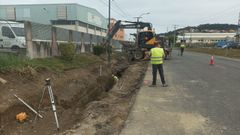 Zanja abierta en la Avenida da Praia, en Sab�n, Arteixo.