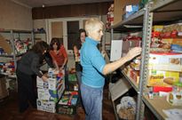 Las voluntarias de la Red Solidaria Popular reparten hoy alimentos en Hispanidad. 