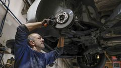 Uno de los mec�nicos de Talleres Lusitano, ubicado en Lugo.