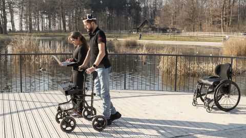 Gert an necesita un andador o una muleta para caminar