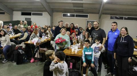 Araceli, no centro cun ramo de flores durante o magosto organizado pola Anpa