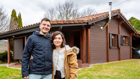 Flo y Andreea, ante la casa que alquilan con opci&oacute;n a compra. &Eacute;l alem&aacute;n y ella rumana, unidos por una aldea de Ponte Caldelas.