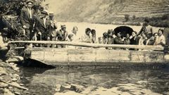 Vecinos de Sernande a bordo de una barca tradicional en una fotograf�a hist�rica