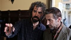 El realizador uruguayo �lvaro Brechner da indicaciones al actor espa�ol Antonio de la Torre, que encarna a un joven Pepe Mujica en el filme �La noche de 12 a�os�.