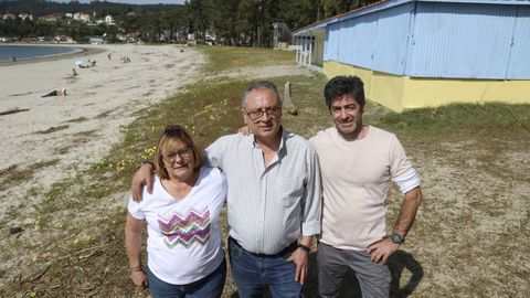 Begoña y José, junto a Javier Montes, uno de los nuevos propietarios del negocio, justo detrás