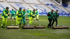 Operarios del Oviedo achican el agua del Carlos Tartiere poco antes del inicio del derbi con el Sporting.Operarios del Oviedo achican el agua del Carlos Tartiere poco antes del inicio del derbi con el Sporting