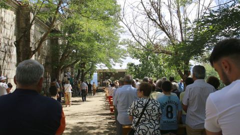 El da grande se celebraron misas durante todo el da en el exterior de la ermita