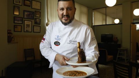 Anxo Trives con dos de los platos del men de las jornadas de caza.