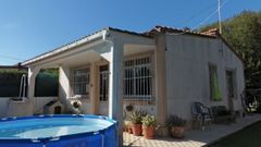 Chal� en Mera. A medio reformar, este chal� de 79 metros cuadrados es una buena opci�n. Tiene tres habitaciones y jard�n y su precio es de 130.000 euros