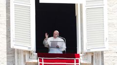 El papa, durante el rezo del Regina Coeli desde su ventana hacia la plaza de San Pedro