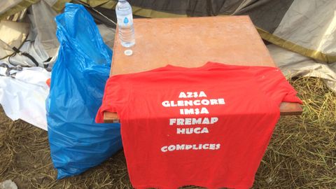 Imagen de una camiseta reivindicativa en el campamento desplegado ante la f�brica de Azsa