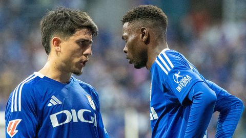 Colombatto y Rahim, durante el Real Oviedo-Almería de la vuelta de la semifinal del playoff