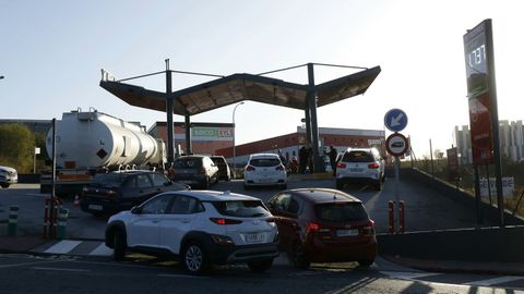 Coches repostando en Santiago 