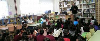 Antonio Manuel Fraga, ganador del Merl�n, habl� en el CEIP Mar�a Pita.