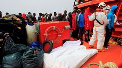 Los cuerpos de dos inmigrantes muertos recuperados en junio del pasado a�o de un naufragio de una patera en el Estrecho