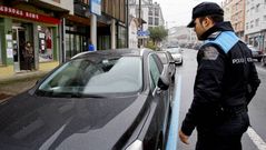 Un guardia inspecciona los veh�culos aparcados.