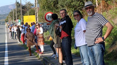 CADENA HUMANA DESDE EL HOSPITAL DEL BARBANZA AL CENTRO DE SALUD PARA PEDIR UNA SANIDAD PUBLICA DE CALIDAD