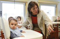 Beatriz Mato visit� a los ni�os que est�n en la escuela infantil de A Laracha. 