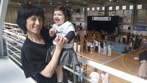 Julieta y su madre en el pabell�n de Esteiro.