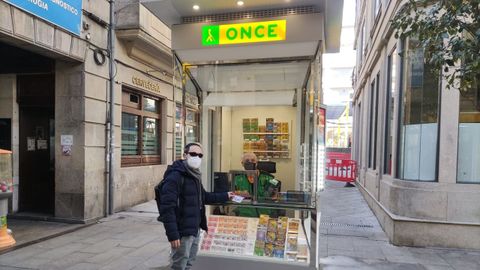 El director de la ONCE en Ourense, Jesús Sánchez García, ante el nuevo quiosco instalado en Carballiño
