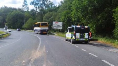 Accidente de un autocar en la N-547 a la altura de Palas de Rei