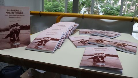 PRESENTACION DEL LIBRO DAS PIONEIRAS AS PRIMEIRAS FEDERADAS DE ANTON RODRIGUEZ GALLARDO EN LA CASA DE CULTURA