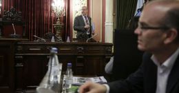 Barquero, con el alcalde a la izquierda, en el pleno de ayer, tras el que atendi� a la prensa. 