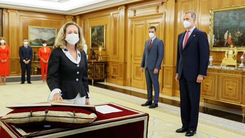 El rey Felipe VI y el presidente del Ejecutivo observan a la vicepresidenta primera y ministra de Asuntos Econmicos y Transformacin Digital, Nadia Calvio