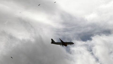 Un avin se aproxima al aeropuerto de Asturias