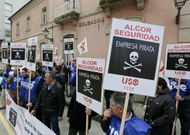 Trabajadores de seguridad privada se concentraron toda la ma�ana junto al juzgado de Monforte. 