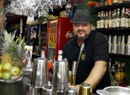 Gonz�lez, del Temple Bar de Viveiro. 