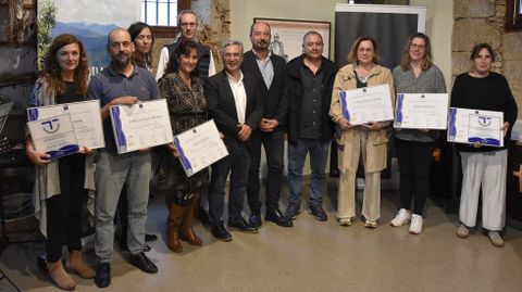 Participantes en la entrega de los distintivos en el castillo de O Bolo.