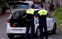 Dos agentes de la Polic�a Local de Oleiros patrullando en las inmediaciones de un parque