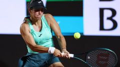 J�ssica Bouzas, golpeando una bola en su duelo del WTA 1.000 de Roma frente a Karolina Pliskova.
