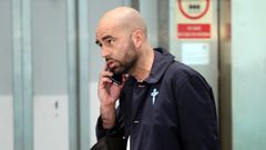 El entrenador del Celta, Claudio Gir�ldez, antes de tomar el vuelo a Lyon.