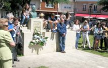 Ofrenda floral dos veci�os a Xos� Agrelo. 