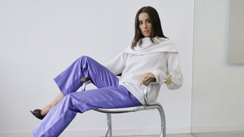 Aldara lleva un maquillaje natural de Clinique. El conjunto es de Astam; las sandalias de Zara y el brazalete de Cuatro Islas