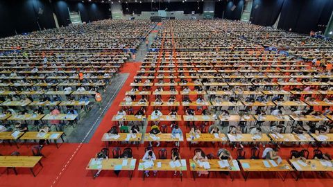 Decenas de opositores, realizando unas pruebas en Santiago, en una imagen de archivo.