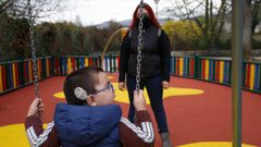 M�nica con uno de sus hijos en el parque